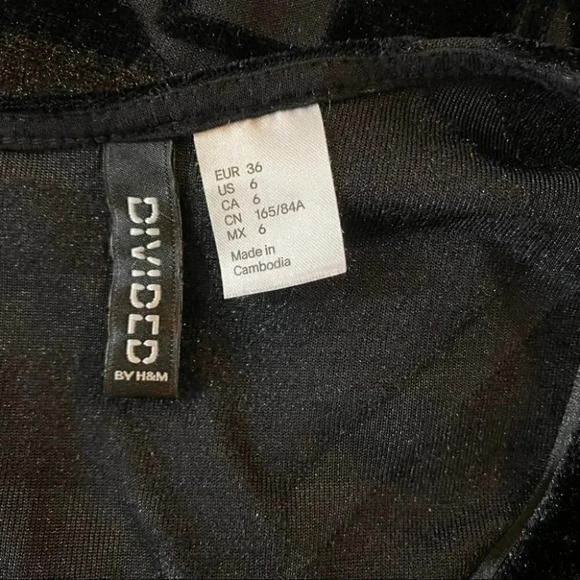 H&M Divided 6 little black dress with textured velvet + short sleeve - Picture 4 of 5